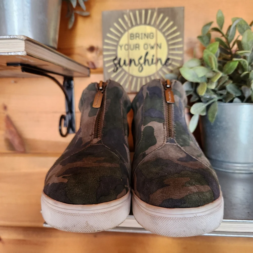 Blondo Glenda Camouflage Hidden Wedge Sneakers Waterproof Suede Leather Size 8 M